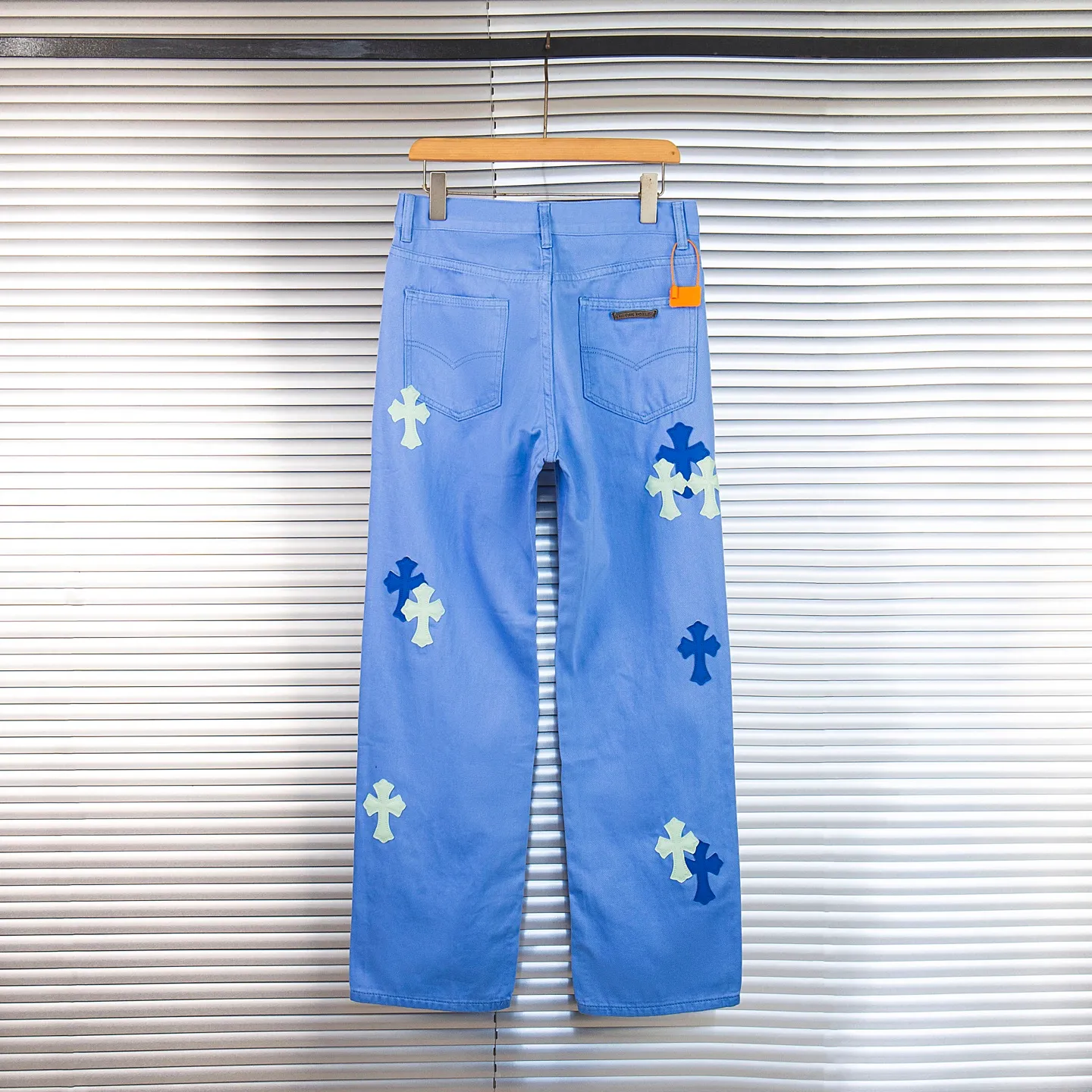 P270 CHROME HEARTS 25ss dopamine light blue cross patch leather washed jeans - Full of exploring the ultimate in fashion, Chrome Hearts' new Chrome Hearts pants not only present a unique style, the fresh ice blue color looks particularly youthful and energetic. The mid-high waist design is paired with a lazy and casual style, which not only shows long legs but also maintains a casual feel. It is a must-have fashion choice for trendy men and trendy women. Style number: 1752# Color: Dopamine light blue Size: 28 30 32 34